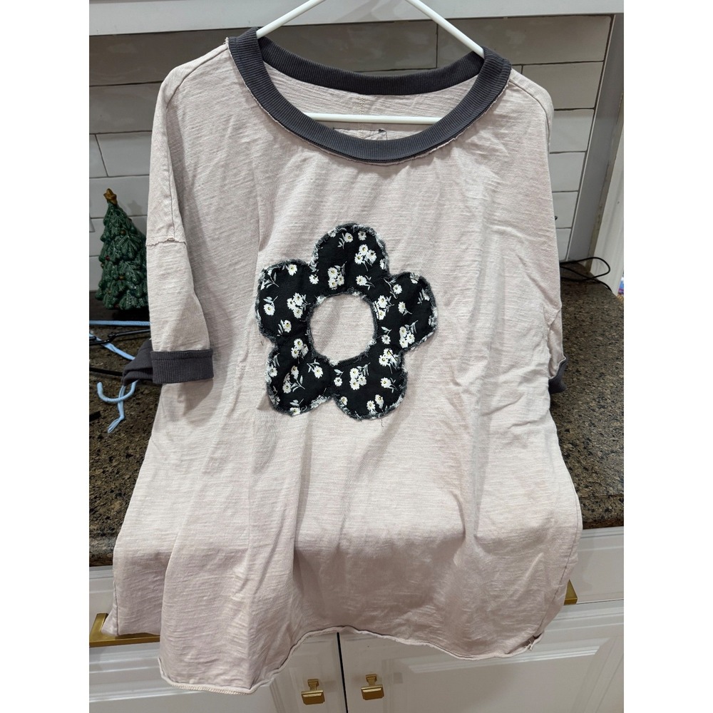 shein‎ cream short sleeve tee with appliqued flower xl